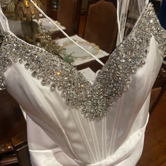 White Jovani dress. Brand new. Use for Beauty and beauty, prom or homecoming - Picture 2 of 4